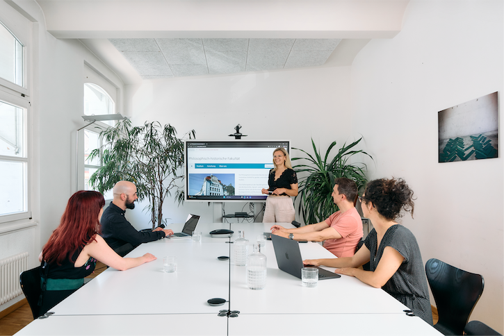 Konferenzraum mit Pflanzen und Monitor