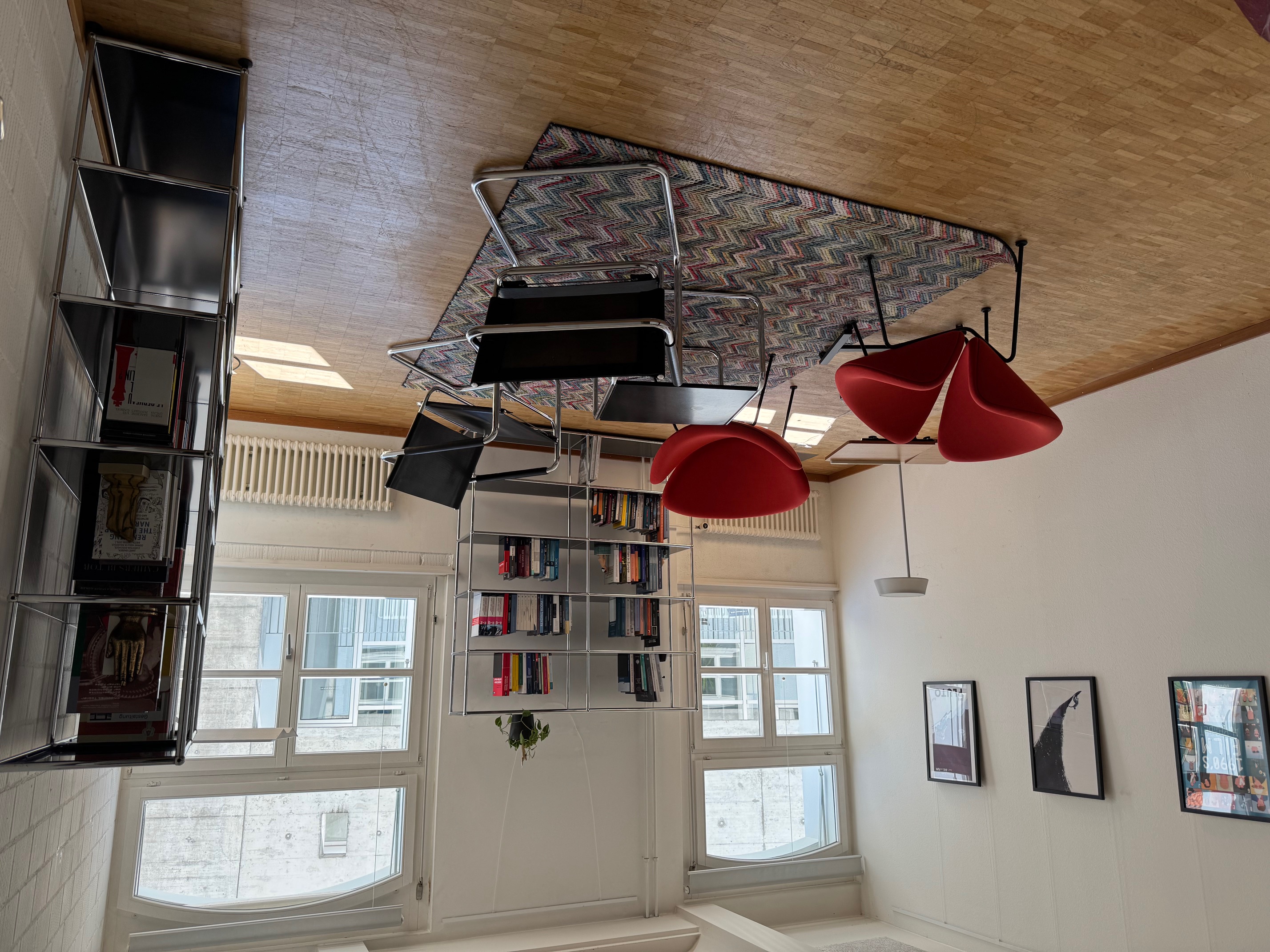 Ein Sitzungszimmer mit Bücherregalen und vier Sesseln