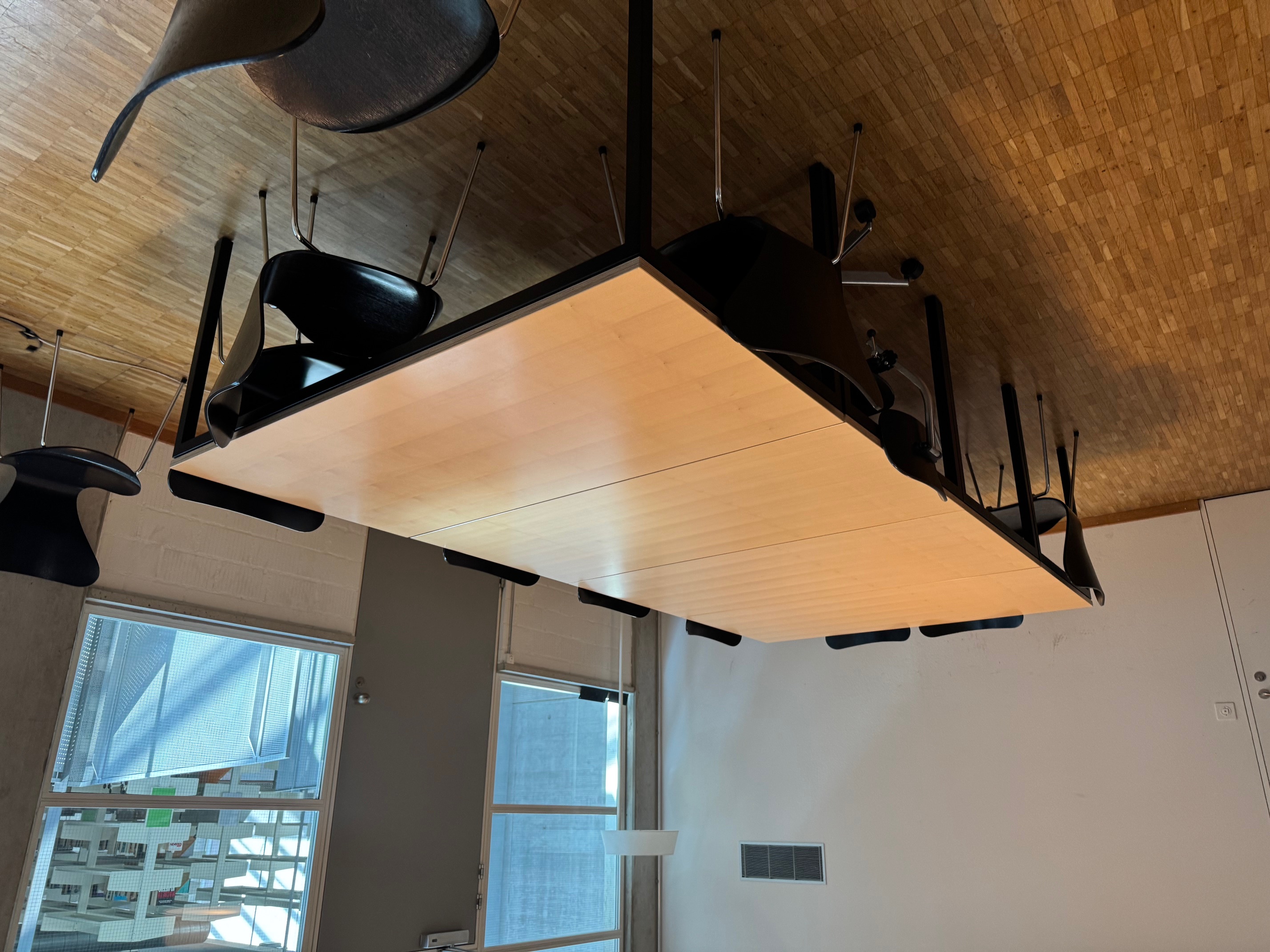 Ein Sitzungszimmer mit vier Tischen im Quadrat