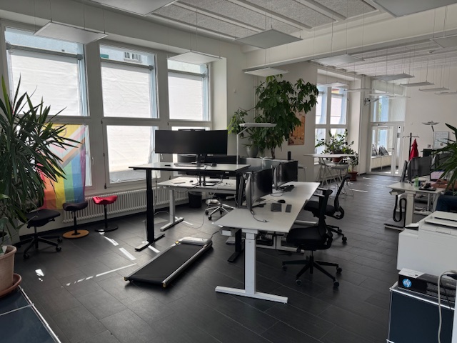 Ein Büro mit flexiblen Arbeitsplätzen